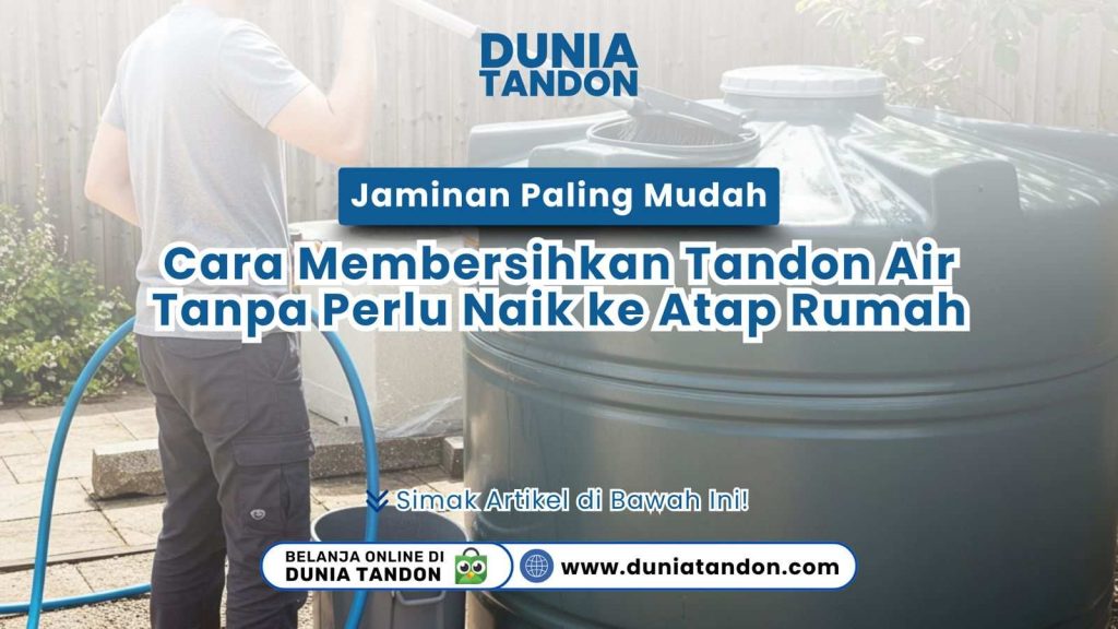 Seseorang membersihkan tandon air dari bawah tanpa naik ke atap