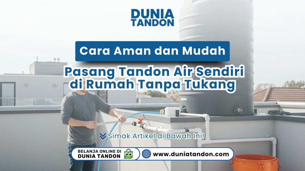 Seseorang memasang tandon air sendiri di atap rumah