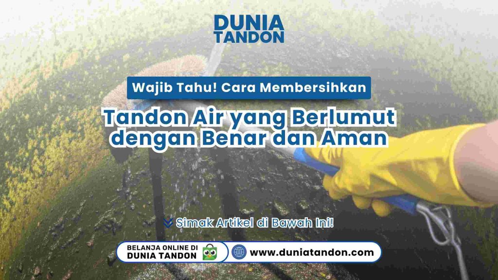 Seseorang membersihkan tandon air yang berlumut di bagian dalam