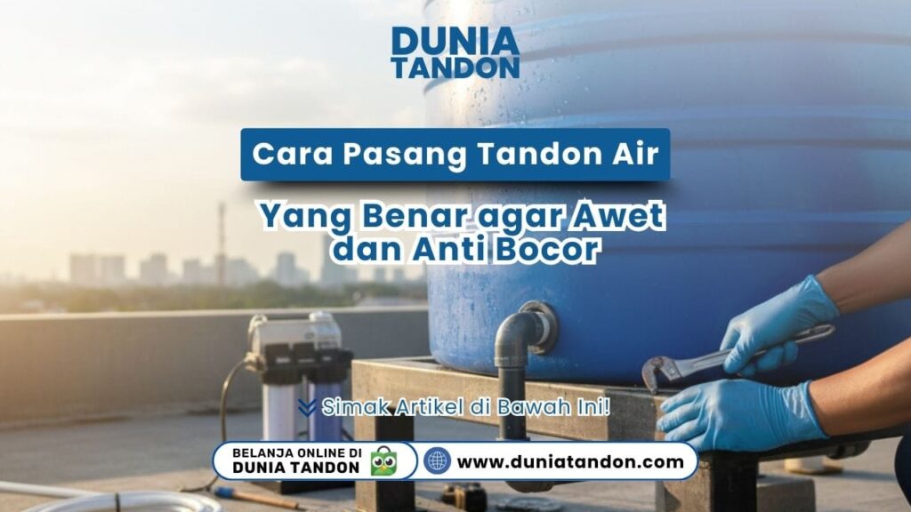 Tukang mengencangkan sambungan pipa tandon air dengan kunci pipa, DUNIATANDON.COM.