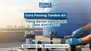 Tukang mengencangkan sambungan pipa tandon air dengan kunci pipa, DUNIATANDON.COM.