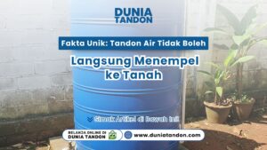 Tampilan tandon air biru yang diletakkan langsung di atas tanah yang tidak rata sebagai visual fakta unik: tandon air tidak boleh langsung menempel ke tanah