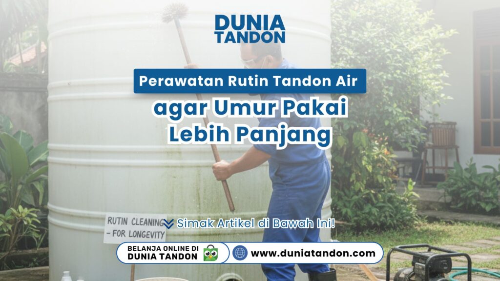 Seorang petugas sedang menyikat dinding luar tandon air putih besar menggunakan sikat panjang sebagai visual perawatan rutin tandon air agar umur pakai lebih panjang
