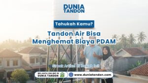 Sepasang suami istri tersenyum puas di depan tandon air rumah mereka sebagai visual tandon air bisa menghemat biaya PDAM