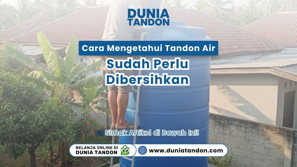 Seorang pria sedang menaiki tangga untuk memeriksa bagian dalam tangki air biru sebagai visual cara mengetahui tandon air sudah perlu dibersihkan