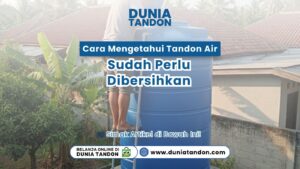 Seorang pria sedang menaiki tangga untuk memeriksa bagian dalam tangki air biru sebagai visual cara mengetahui tandon air sudah perlu dibersihkan
