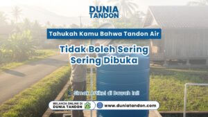 Seorang pria sedang menutup rapat tutup tandon air biru di luar ruangan sebagai visual tahukah kamu bahwa tandon air tidak boleh sering sering dibuka