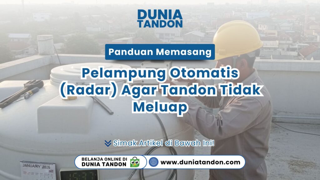 Seorang teknisi menggunakan helm kuning sedang memasang unit radar di atas tangki air sebagai visual panduan memasang pelampung otomatis (radar) agar tandon tidak meluap