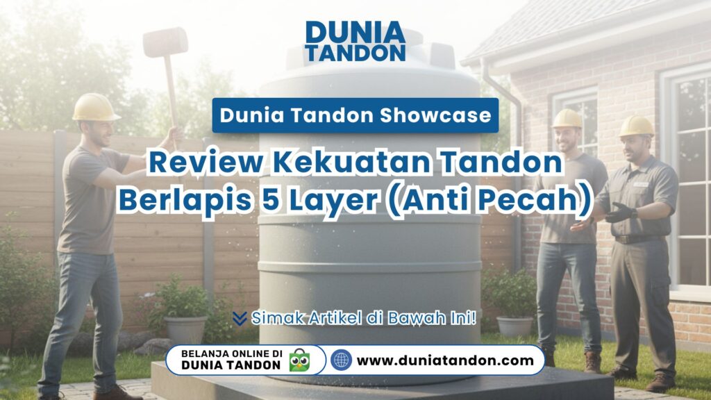 Tiga orang pekerja konstruksi sedang menunjukkan demonstrasi kekuatan tangki air abu-abu besar sebagai visual review kekuatan tandon berlapis 5 layer (anti pecah)