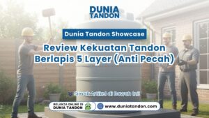 Tiga orang pekerja konstruksi sedang menunjukkan demonstrasi kekuatan tangki air abu-abu besar sebagai visual review kekuatan tandon berlapis 5 layer (anti pecah)