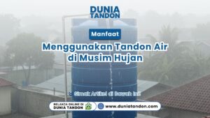 Tampilan tandon air biru yang sedang terisi air di bawah guyuran hujan lebat sebagai visual manfaat menggunakan tandon air di musim hujan