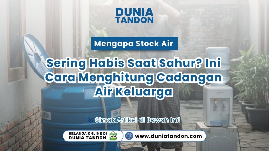 Seorang pria sedang memeriksa tandon air yang kosong di halaman rumah sebagai visual mengapa stock air sering habis saat sahur? ini cara menghitung cadangan air keluarga
