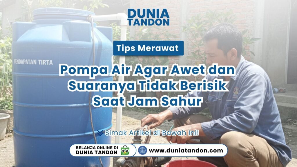 Seorang teknisi sedang memperbaiki pipa mesin pompa air biru di samping tandon sebagai visual tips merawat pompa air agar awet dan suaranya tidak berisik saat jam sahur