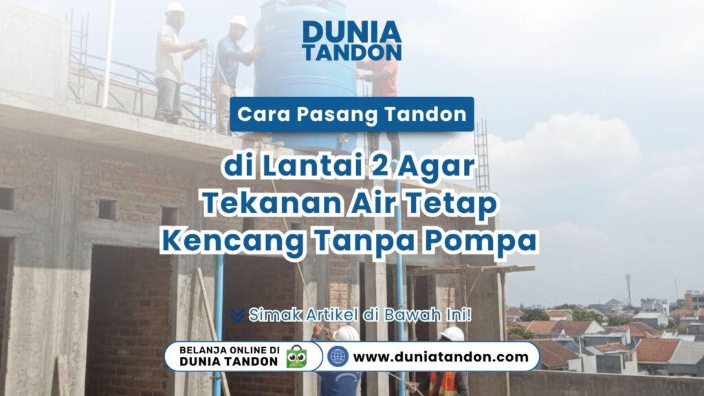 Dua pekerja sedang memasang tandon air biru di atas dak beton lantai dua sebuah bangunan yang sedang dikonstruksi