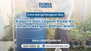 Seseorang sedang memasukkan campuran bahan alami berwarna cokelat ke dalam tandon air biru untuk menetralkan bau