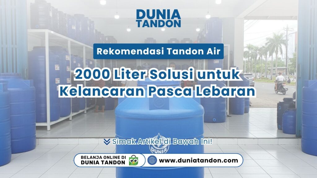 Barisan tandon air plastik berwarna biru berbagai ukuran yang tertata rapi di dalam gudang toko Dunia Tandon