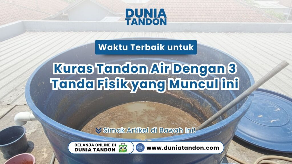 Bagian dalam tandon air biru yang sangat kotor dengan endapan lumpur cokelat tebal dan sebuah tongkat kayu di dalamnya