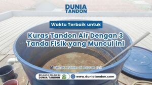 Bagian dalam tandon air biru yang sangat kotor dengan endapan lumpur cokelat tebal dan sebuah tongkat kayu di dalamnya