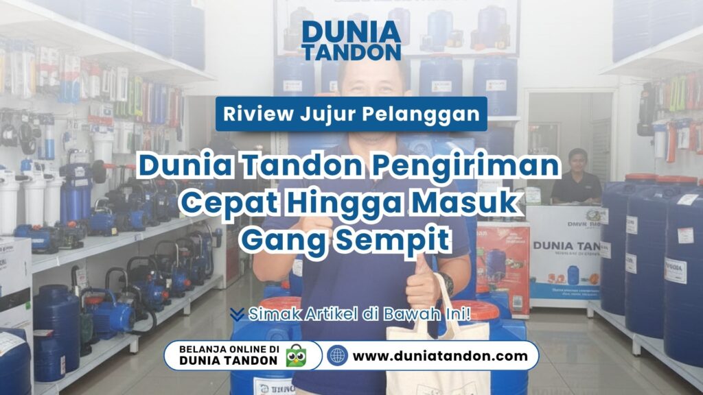 Pria berbaju biru berdiri di dalam toko tandon sambil memegang tas belanja kain putih sebagai bentuk testimoni puas pelanggan