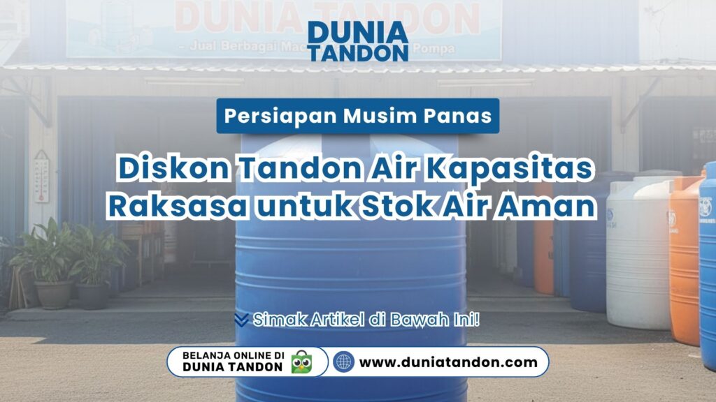 Sebuah tandon air berwarna biru berkapasitas besar yang diletakkan di area luar toko Dunia Tandon sebagai stok persiapan musim panas