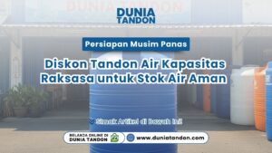 Sebuah tandon air berwarna biru berkapasitas besar yang diletakkan di area luar toko Dunia Tandon sebagai stok persiapan musim panas