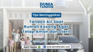Sebuah keluarga yang sedang melambaikan tangan hendak berangkat bepergian di depan rumah dengan tandon air terpasang rapi di atap