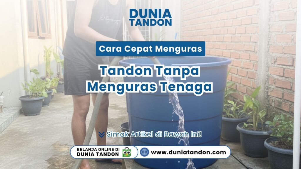 Seorang pria sedang membersihkan tandon air berwarna biru menggunakan selang air dengan air yang mengucur deras