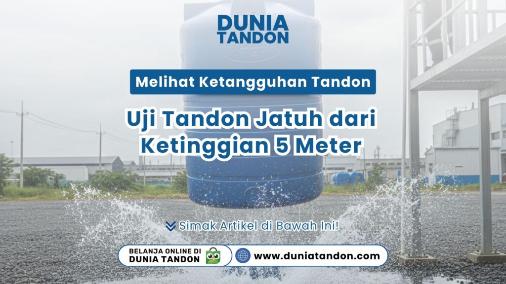 Sebuah tandon air biru yang sedang dijatuhkan dari ketinggian untuk menguji ketahanan benturan materialnya
