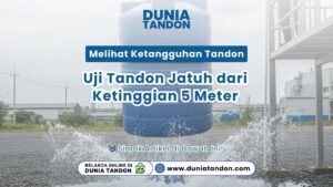 Sebuah tandon air biru yang sedang dijatuhkan dari ketinggian untuk menguji ketahanan benturan materialnya