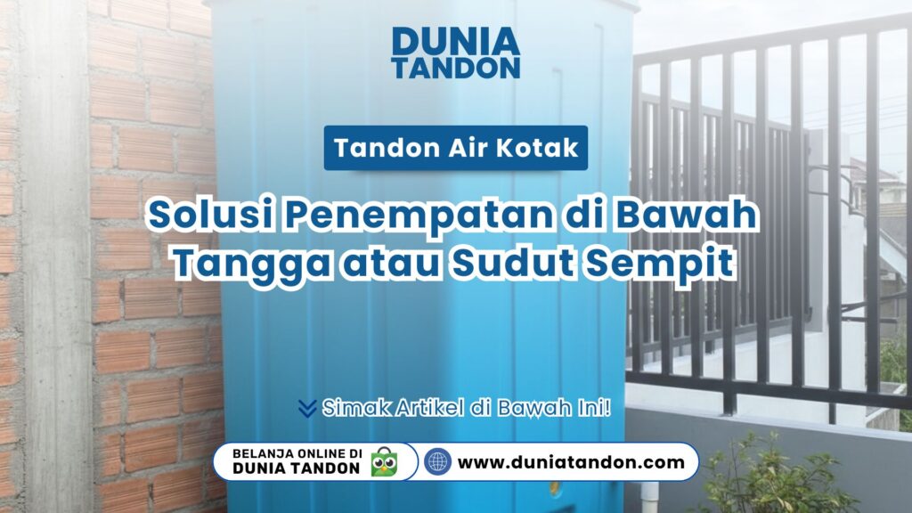 Tandon air berbentuk kotak berwarna biru yang terpasang rapi di area sudut luar rumah minimalis