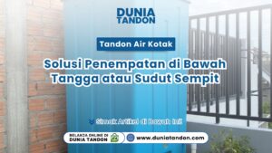 Tandon air berbentuk kotak berwarna biru yang terpasang rapi di area sudut luar rumah minimalis