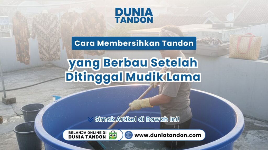 Seorang pria sedang mempraktikkan Cara Cepat Menguras Tandon Tanpa Menguras Tenaga menggunakan selang air di area terbuka