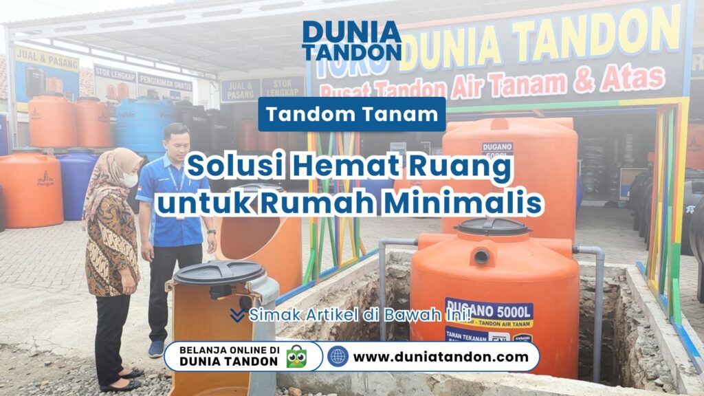Seorang staf menjelaskan keunggulan Tandon Tanam: Solusi Hemat Ruang untuk Rumah Minimalis kepada pelanggan di area pameran