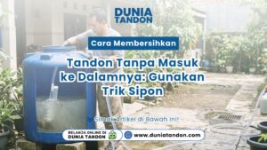 Pria sedang melakukan Cara Membersihkan Tandon Tanpa Masuk ke Dalamnya: Gunakan Trik Sipon menggunakan selang