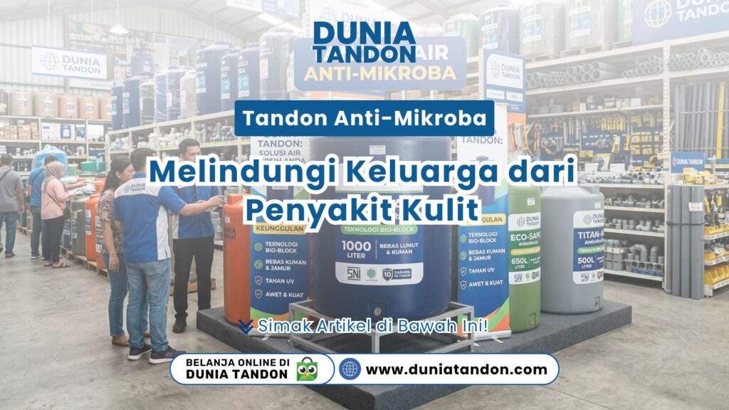 Dua orang staf toko sedang menjelaskan spesifikasi produk tangki air biru besar Tandon Anti Mikroba kepada pembeli