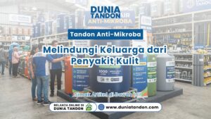 Dua orang staf toko sedang menjelaskan spesifikasi produk tangki air biru besar Tandon Anti Mikroba kepada pembeli