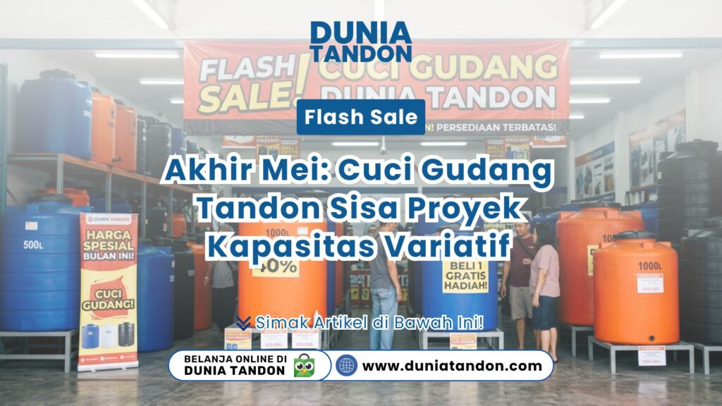 Suasana area toko yang memajang spanduk besar Flash Sale Cuci Gudang tangki air oranye biru Toko Dunia Tandon