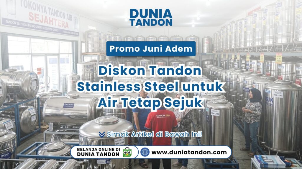 Tim sales mengenakan seragam Tandon Pro menjelaskan benefit Promo Juni Tandon Stainless steel kepada konsumen di dalam gudang Toko Dunia Tandon