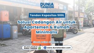 Seorang pelanggan berdiri di samping unit Tandon Kapasitas 500L Rumah warna oranye yang dipajang di depan gerai Dunia Tandon