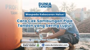 Seorang teknisi sedang menyemprotkan cairan busa untuk mempraktikkan metode Cek Sambungan Pipa Tandon air di Toko Dunia Tandon
