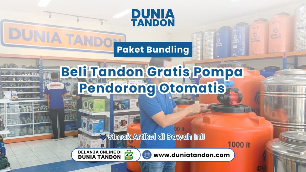 Seorang staf pria menunjuk unit tangki oranye pada display Paket Bundling Tandon Pompa otomatis di Toko Dunia Tandon