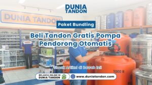 Seorang staf pria menunjuk unit tangki oranye pada display Paket Bundling Tandon Pompa otomatis di Toko Dunia Tandon