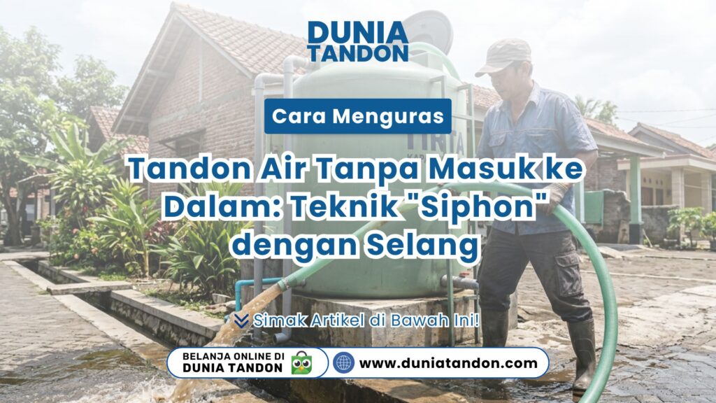 Seorang petugas memakai topi memegang selang hijau besar pada proses Cara Menguras Tandon Siphon hijau di Toko Dunia Tandon