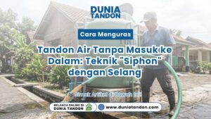 Seorang petugas memakai topi memegang selang hijau besar pada proses Cara Menguras Tandon Siphon hijau di Toko Dunia Tandon
