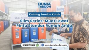 Staf wanita menunjuk brosur Katalog Tandon Kotak Slim oranye dan biru bersama konsumen pria di gudang Toko Dunia Tandon