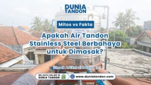 Seseorang memeriksa permukaan berkilau pada artikel Mitos vs Fakta Air tandon stainless steel atas dak rumah Toko Dunia Tandon
