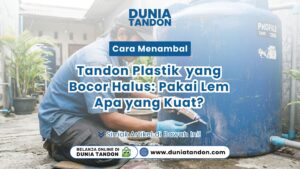Seorang teknisi pria menggunakan sarung tangan biru sedang mempraktikkan Cara Menambal Tandon Plastik yang Bocor Halus pada unit tangki biru Profile Tank Dunia Tandon
