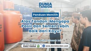 Karyawan menjelaskan contoh alas tandon pasir semen pada artikel Panduan Memilih Alas Tandon Toko Dunia Tandon